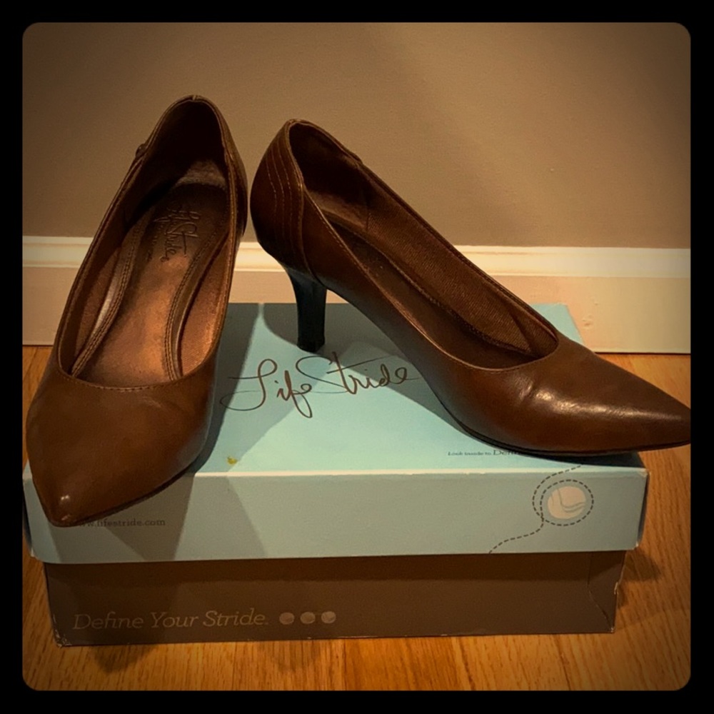 Life stride high heeled pumps brown size 9